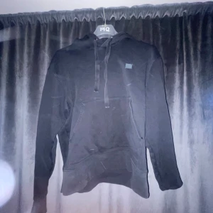 Acne hoodie - Hej, säljer nu min acne hoodie eftersom den ej passar mig längre! Condition är: 8/10 Hör av dig om du har några frågor!