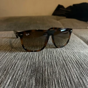 Rayban Boyfriends  - Rayban Boyfriends nu till sommaren🤩 | Köpta på Plick och använda 1-2 gånger annars 10/10 skick | Storlek 60 | Byten KAN vara intressanta men söker helst pengar! 