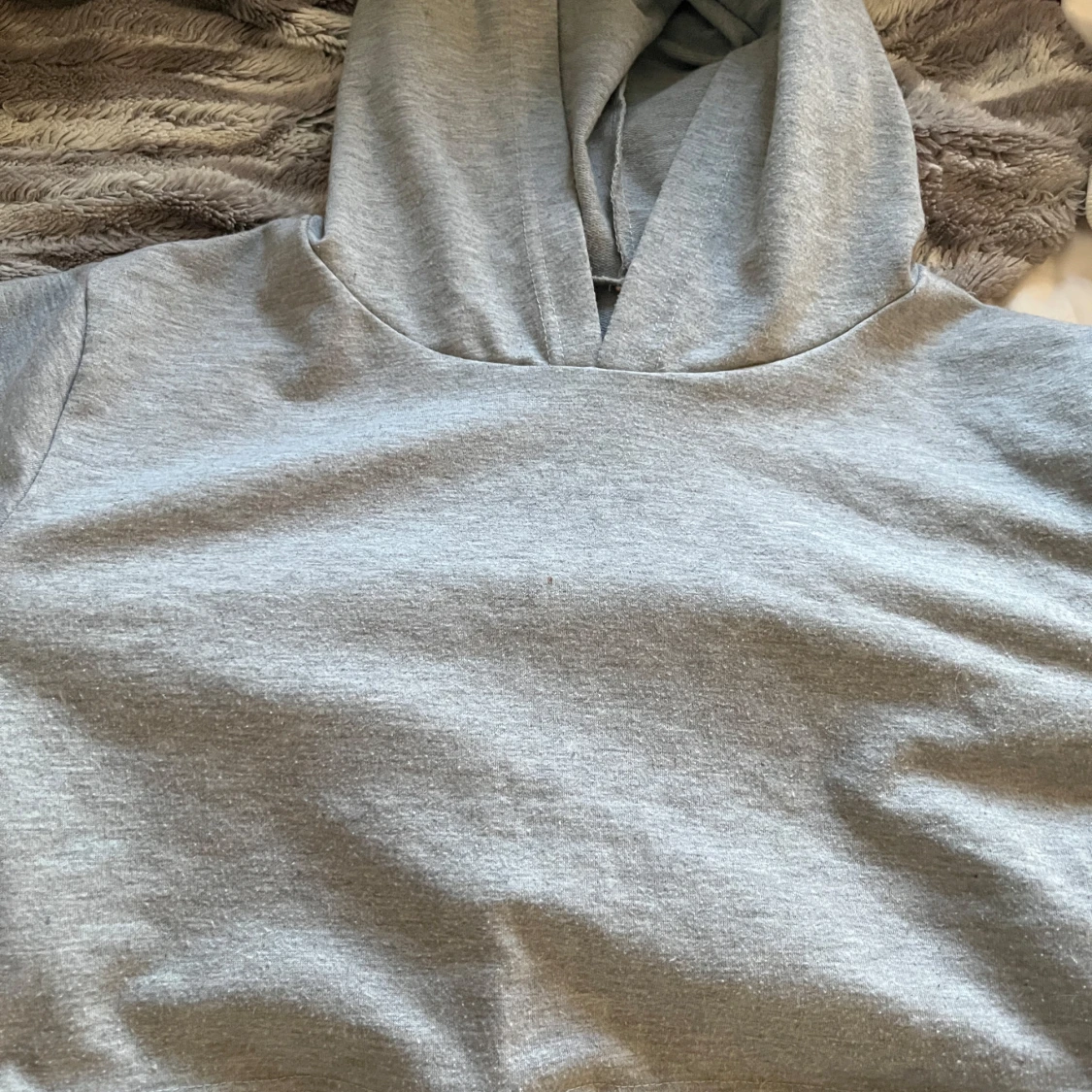 Grå croppad hoodie med knyt - 4