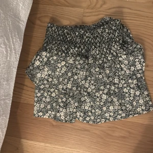 Svartvit blommig kortkjol - Supersöt kortkjol med blommor är storlek 152 och kjolen är från Zara.