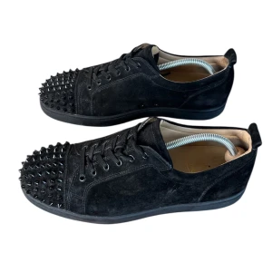 Christian Louboutin junior spikes  - Christian Louboutin junior spikes. Storlek 43.5 skick 8.5/10 fräscha. Kommer med box Dustbag nya snören samt extra nitar. Pris 3490kr finns att köpa på Fashionels.com (våran hemsida) OBS vi förhandlar inte priserna! 