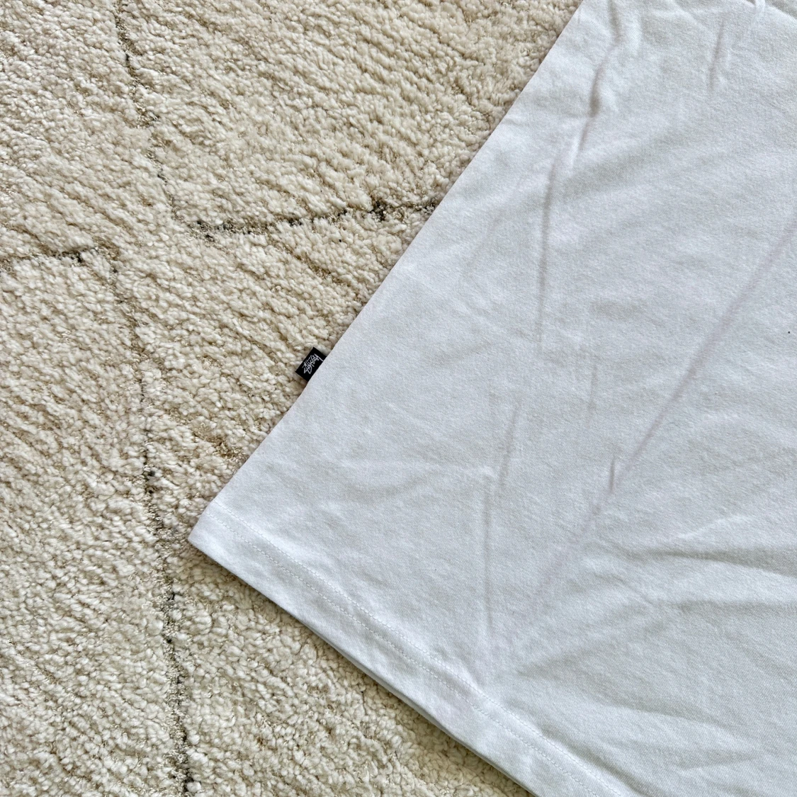 Vit t-shirt med Stüssy tryck - 2