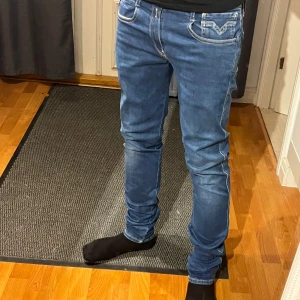 Blå Replay jeans - Säljer ett par blå Replay Anbass jeans med normal passform och slim fit. Klassisk femficksmodell. Använda få gånger. Storlek 28/32.perfekt året runt. 