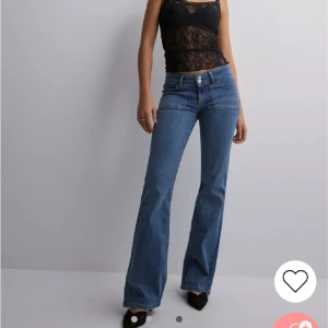 Nelly jeans - Blåa lågmidjade jeans från Nelly, inköpt för 699kr. Sparsamt använda. Storlek 38/M. Pris kan diskuteras vid snabb affär🩷