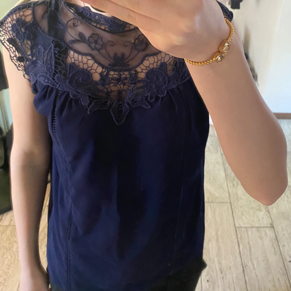 Mörkblå blus med spetsdetaljer