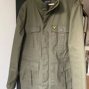 Olivgrön jacka från Lyle & Scott - 🧥 Lyle & Scott Jacka – Oanvänd! 🧥 🌿 Militärgrön | Herr strl XL | Höst/Vår  Riktigt snygg Lyle & Scott jacka i den perfekta militärgröna färgen – stilren, tidlös och lätt att matcha. Perfekt som övergångsjacka för både höst och vår!  💥 Oanvänd (utan prislapp) 💸 Nypris: 999 kr – säljer för 500 kr 📏 Storlek: Herr XL – passar oversized också om du har M/L för en mer relaxed look 🧢 Snygg till både streetwear & clean stil  Perfekt för dig som vill ha en branded look utan att spräcka budgeten 🙌 