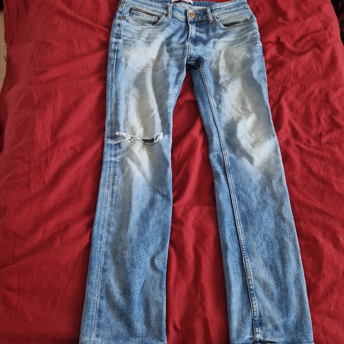 Blå bootcut jeans med slitning