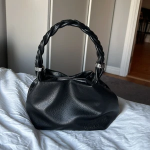Svart handväska med flätat handtag - Säljer en svart skin väska, liknande GANNI