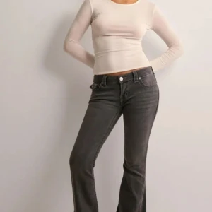  True Religion Joey low rise flare jeans grå  - Säljer ett par oanvända  mörkgrå True Religion jeans i storlek 26, i modellen Joey. Fler bilder finns vid intresse❤️ Pris kan diskuteras. 