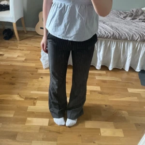 Randiga kostymbyxor - Randiga kostymbyxor från Gina tricot, storlek 34