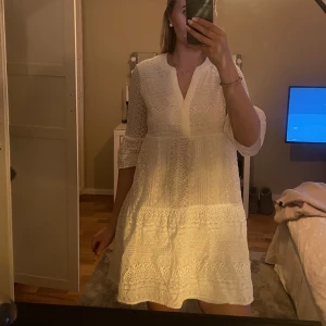 Vit spetsklänning med trekvartsärm - Använd en gång på skolavslutning så som ny!!