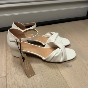 Låga klackskor - Säljer ett par super snygga låga klackskor (3cm) som är helt nya med prislapp kvar. Passar perfekt till många tillfällen