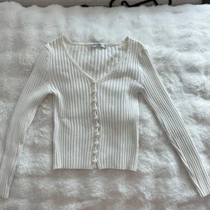 Kofta med pärldetaljer  - Knappa använd 