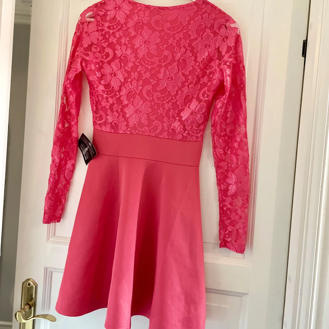 Rosa spetsklänning med v-ringning från Nelly - 1