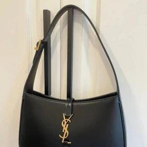 YSL axelväska - Säljer min YSL väska då den inte kommer till användning längre, super fin till sommaren. Box och dustbag medföljer.
