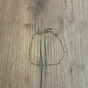 Fotlänk guld med silverpärlor  - Superfin fotlänk i guld med silverpärlor🤍