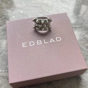 Silverfärgad ring från Edblad - Säljer denna trendiga ring från Edblad. Nypris 399. Hade även kunnat tänka mig byta med en likadan fast i guld. Pris kan diskuteras vid snabb affär. Den är i mycket bra skick. 