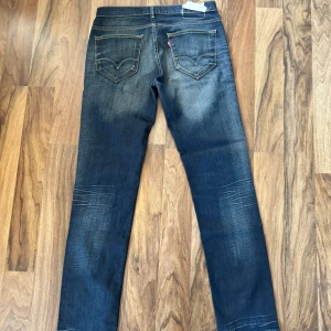 Levis 519 slim jeans - Säljer ett par vintage Levis 519 jeans med jävligt nice wash. Sitter mot slim hållet. Storlek 32/34. Inga defekter eller skador (lappen håller på att gå av dock). Hör av dig vid funderingar så löser vi en deal.