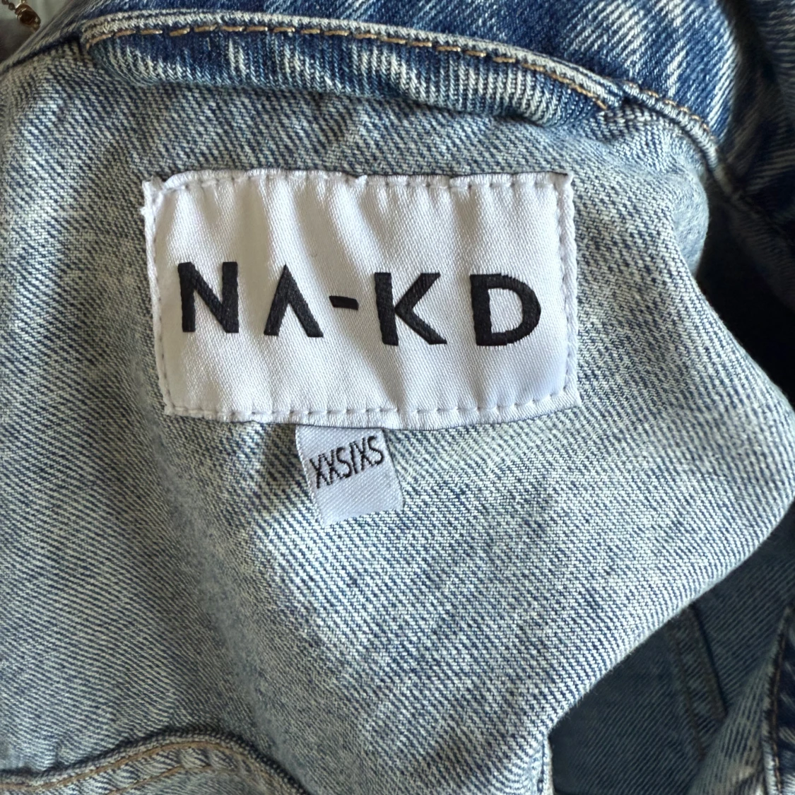 Croppad jeansjacka från NA-KD - 3