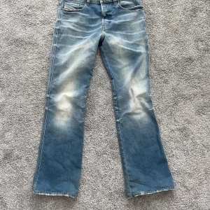 Ovanliga Diesel jeans - Säljer ett par klassiska blå jeans från Diesel med bootcut-passform. Jeansen har slitna detaljer, fem fickor och knapp med Diesel-logga. Nypris är ca 1800. Använda 2 gånger. Strl W 29 L32