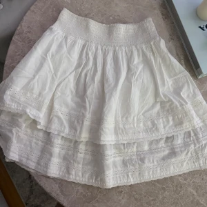 Vit volangkjol från Odd Molly - Supersöt vit kjol från Odd Molly. Använd 1-2 ggr, va inte min stil