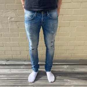 Blå slitna DonDup - Dondup ’George’ jeans! | Size: W33. Skriv till mig för exakta mått. | Skick: 10/10, nya! | Pris: 999kr | Nypris 2999. Skriv vid frågor & funderingar. 