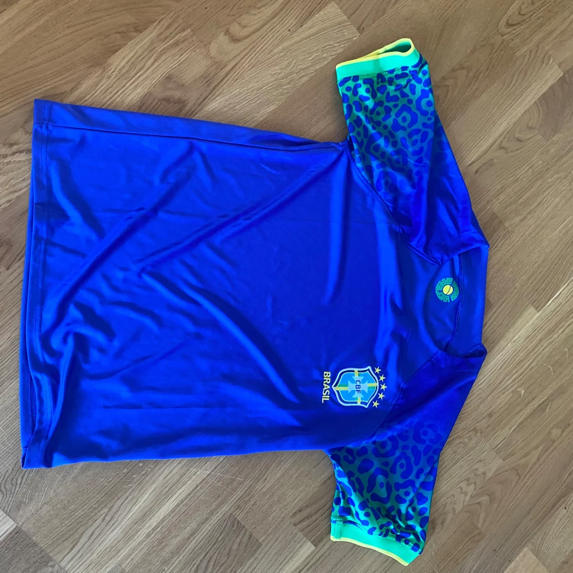 Blå Brasil fotbollströja leopardmönster