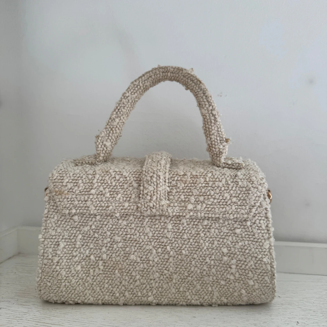 Beige handväska i ull med guldspänne - 1