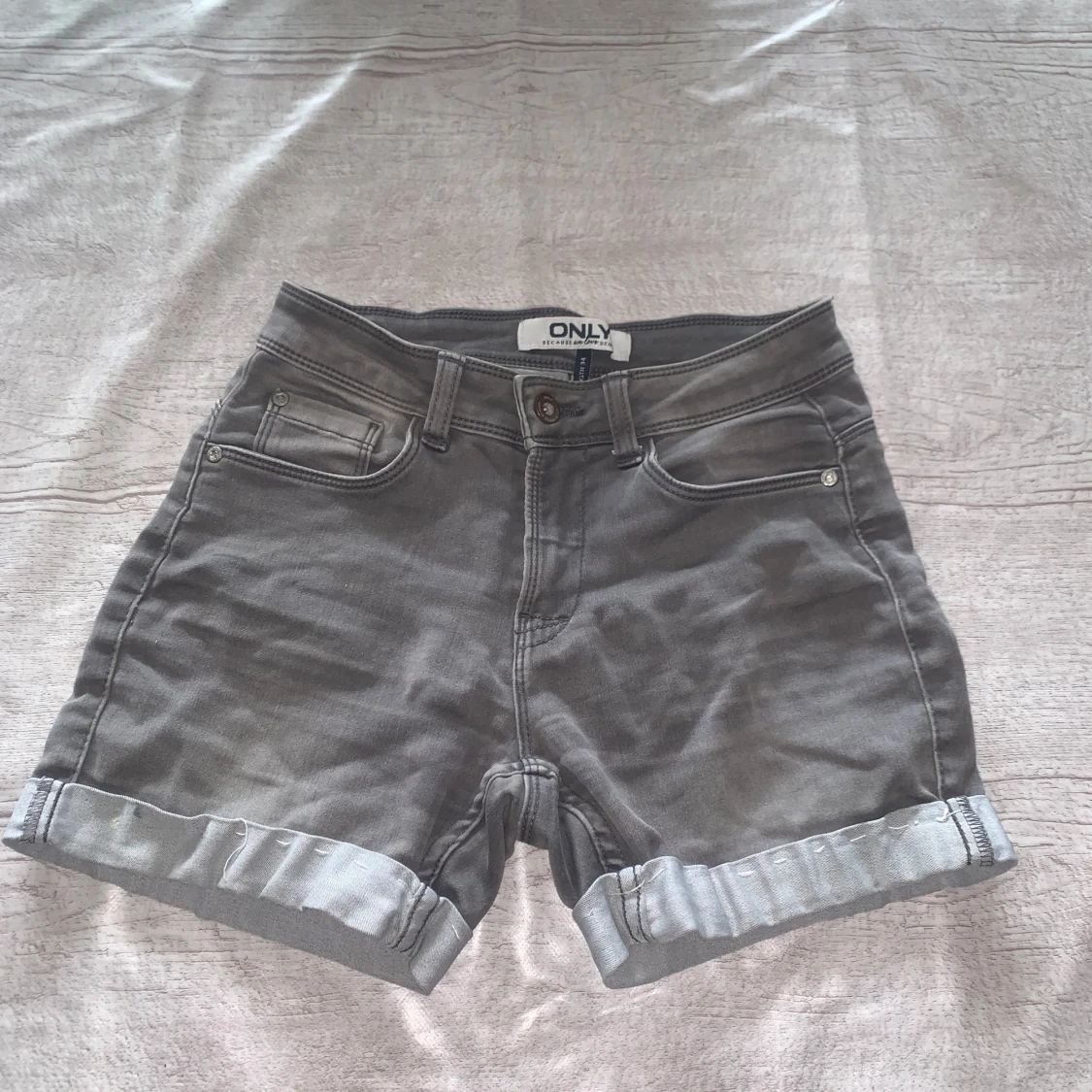 Grå jeansshorts från ONLY