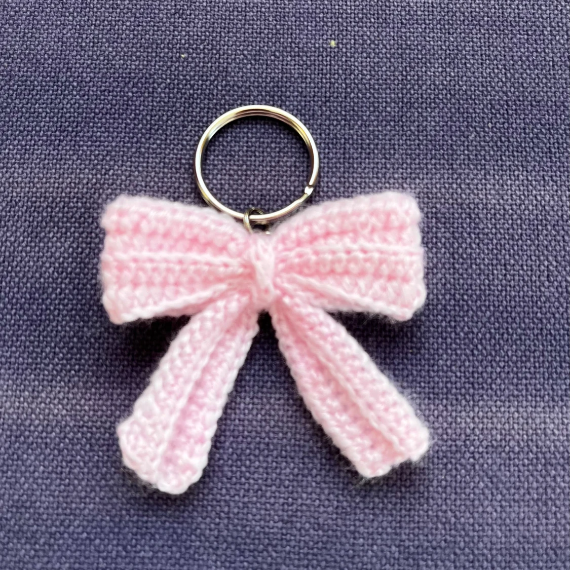 Rosa rosett nyckelring