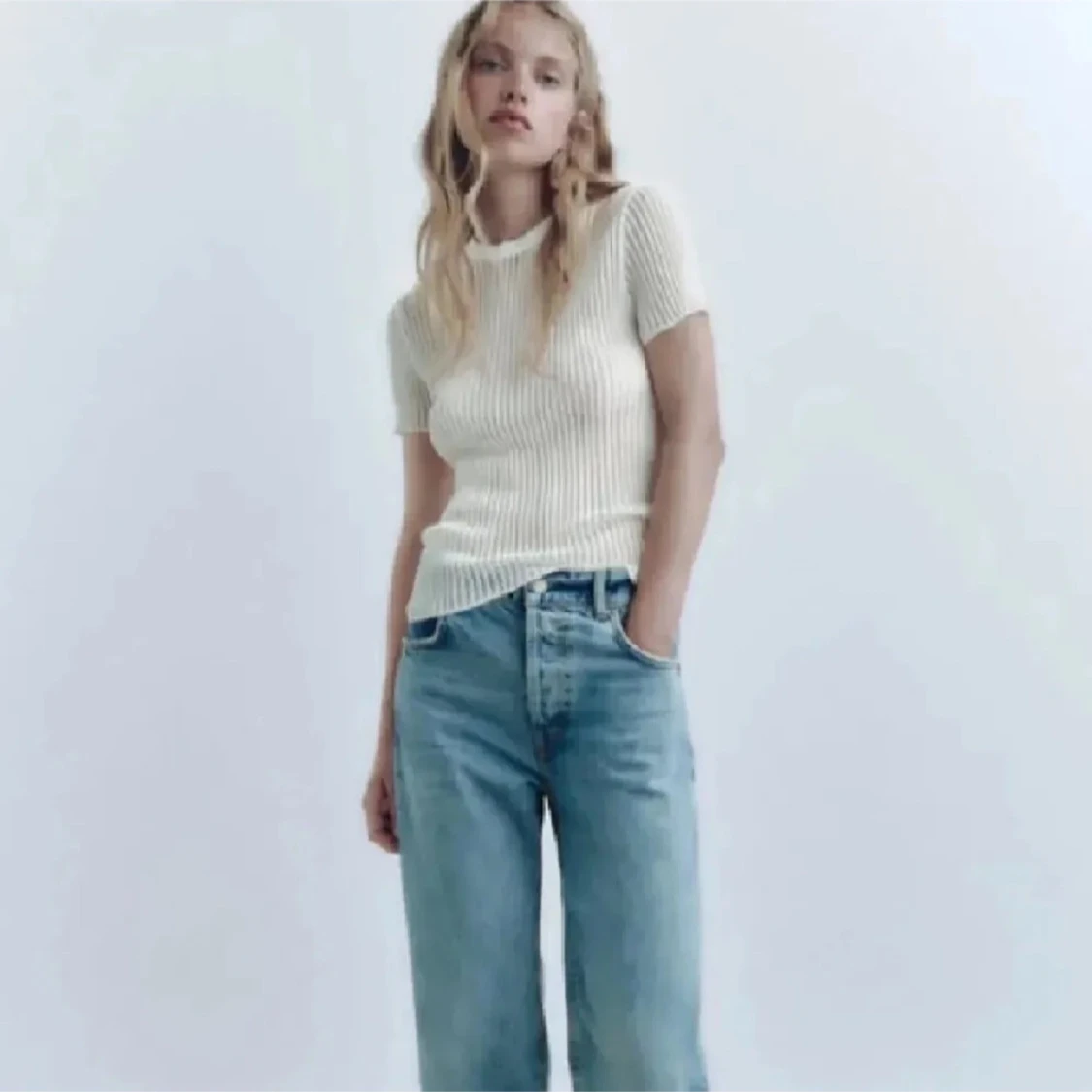 Vit ribbad topp med kort ärm - 1