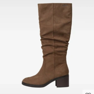 Bruna mockastövlar med klack - Snygga bruna stövlar från s.oliver  i mjuk mocka-look. Modellen har en medelhög blockklack och rund tå, samt ett rynkat skaft som ger en avslappnad men trendig vibe. Perfekta till höstens och vinterns outfits. HELT SLUTSÅLDA! 