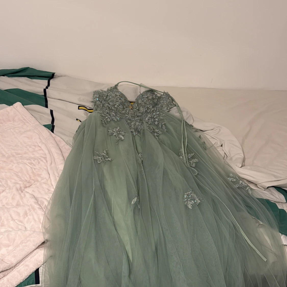 Ljusgrön långklänning med spetsdetaljer - 3