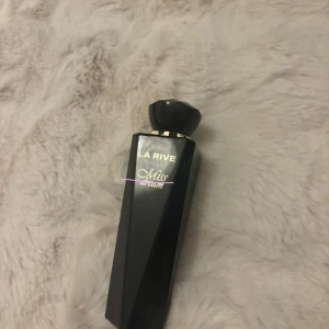 Parfym  - En parfym som ska va liknande på Carolina Herrera good girl New York, priset går att diskuteras vid snabb affär, hör av er innan köp!