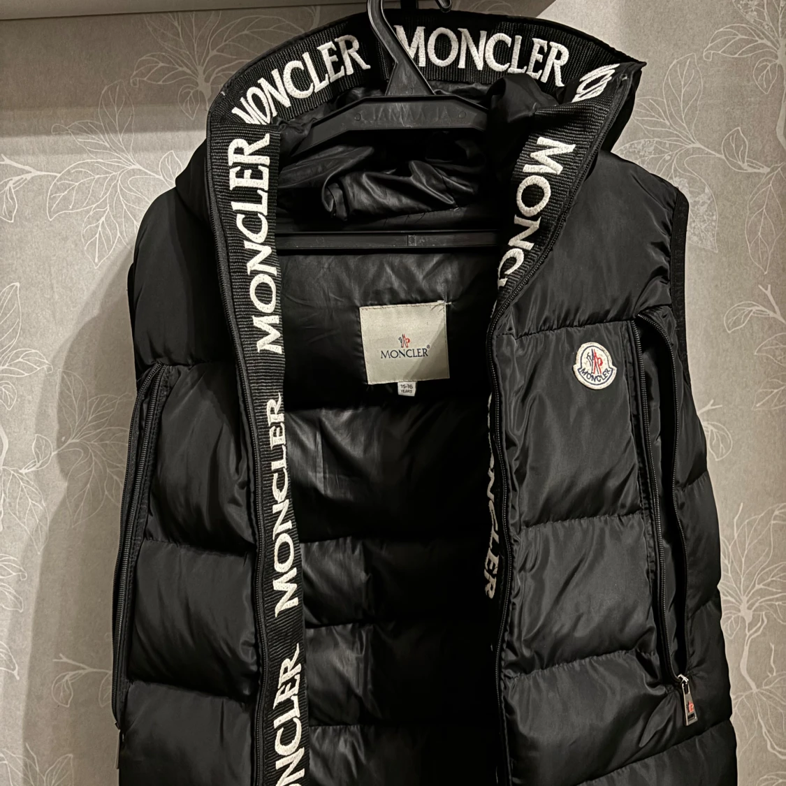 Svart dunväst från Moncler med huva - 2
