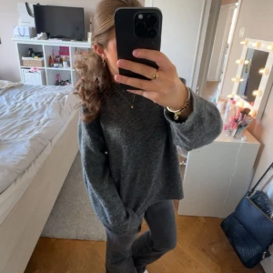 Mörkgrå stickad tröja med loose fit - Säljer mysig mörkgrå stickad tröja 
