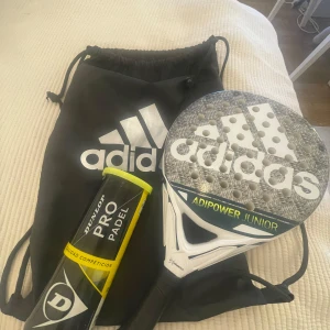 Padrlrack - Perfekt för dig som spelar padel! Adipower Junior-racket från Adidas, med snygg design och bra grepp. Medföljer praktisk väska och Dunlop Pro padelbollar. Racketen kostade 600 och bollarna 100 kr nypris. Detta är endast använt 1 gång. Jag säljer nu för 400kr med allt detta!! Priset går att diskutera.