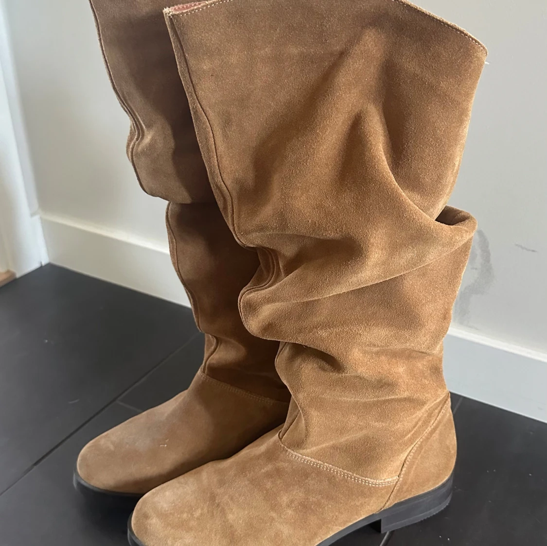 Bruna mockastövlar med platt sula