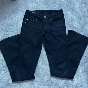 Svarta bootcut jeans - Säljer ett par supersnygg lågmidjade jeans från g-star. Köptes för 1200kr! Midjemått: 36cm rakt över. Innerbenslängd: 82cm! Bara att höra av er om ni undrar nått 💞