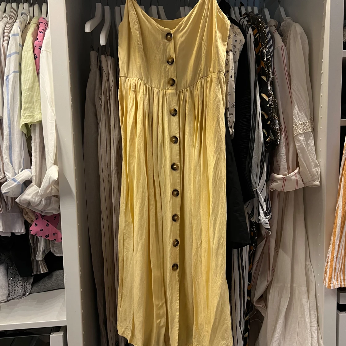 Gul sommarklänning från H&M