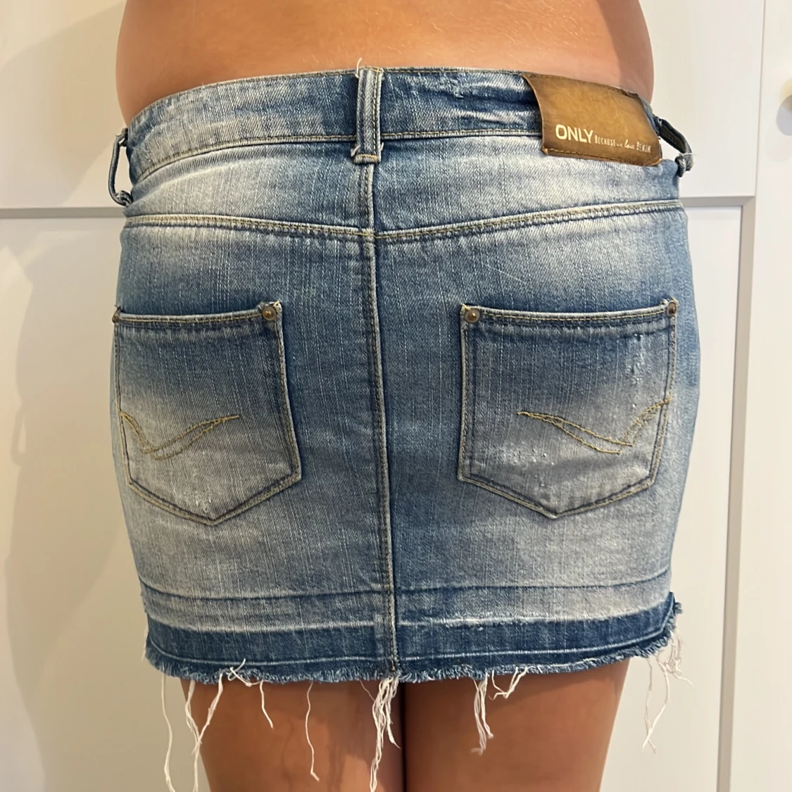 Blå jeanskjol med slitningar från ONLY - 1