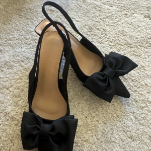 Svarta klackar med rosett - Svarta klackar med rosett, jättesöta och perfekta nu till hösten. Jag köpte dom på vinted men dom är oanvända. Säljes endast för att dom inte passade. Storlek 38💕