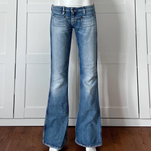 Lowwaist bootcut jeans  - Midjemått: 82, Innerbenslängd: 84, Grenmått: 20💕Säljer massvis med fler lågmidjade bootcut jeans och lågmidjade jeansshorts! Så kika in min profil💘
