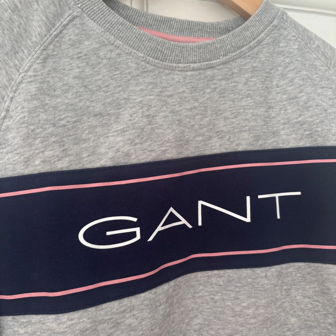 Grå sweatshirt från GANT med tryck - 2