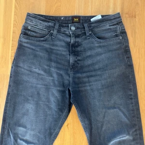 Jeans från lee - Säljer ett par jeans från Lee i modellen Austin. De är använda fåtal gånger och har inte defekter.
