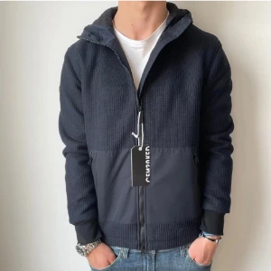 Navy cardigan  - Navy cardigan från censored. Ny köpt aldrig använd men var för liten på mig så säljer vidare för priset 1000kr. Ny pris 2700