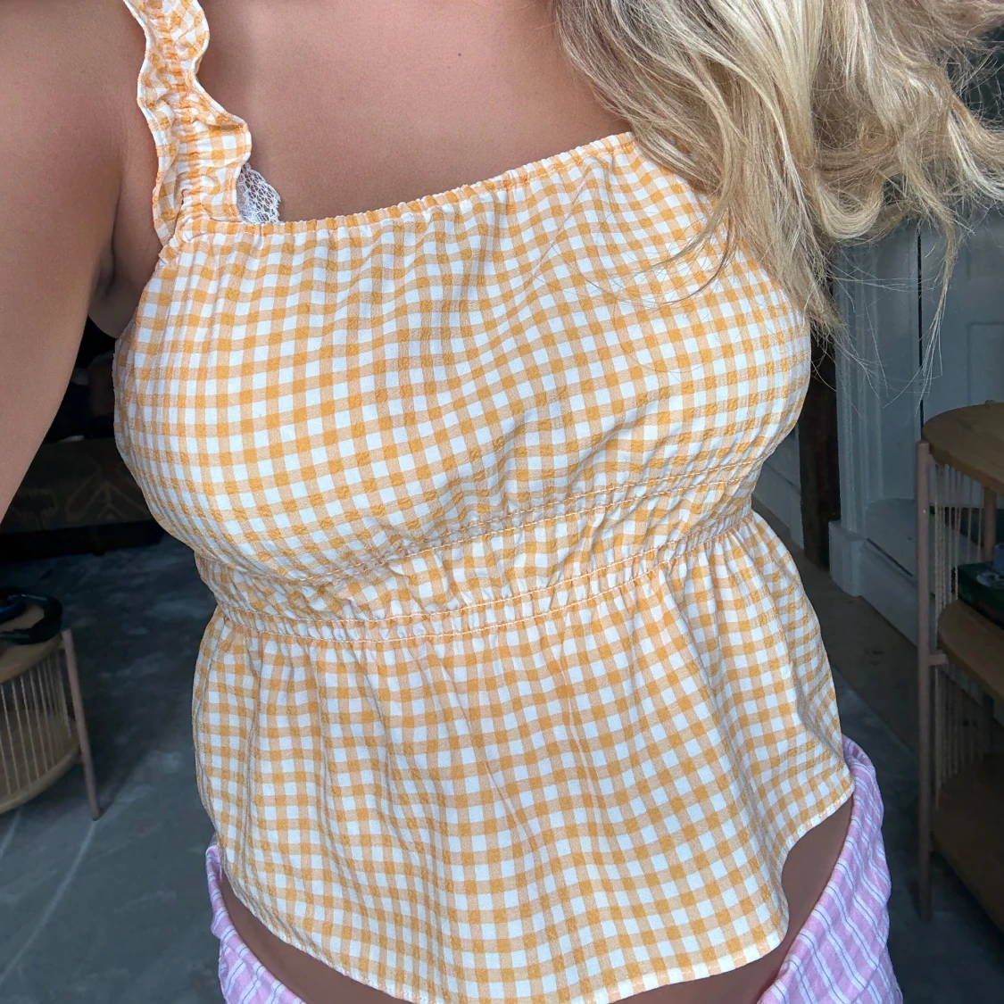 Gul och vit rutig blus med volang - 1
