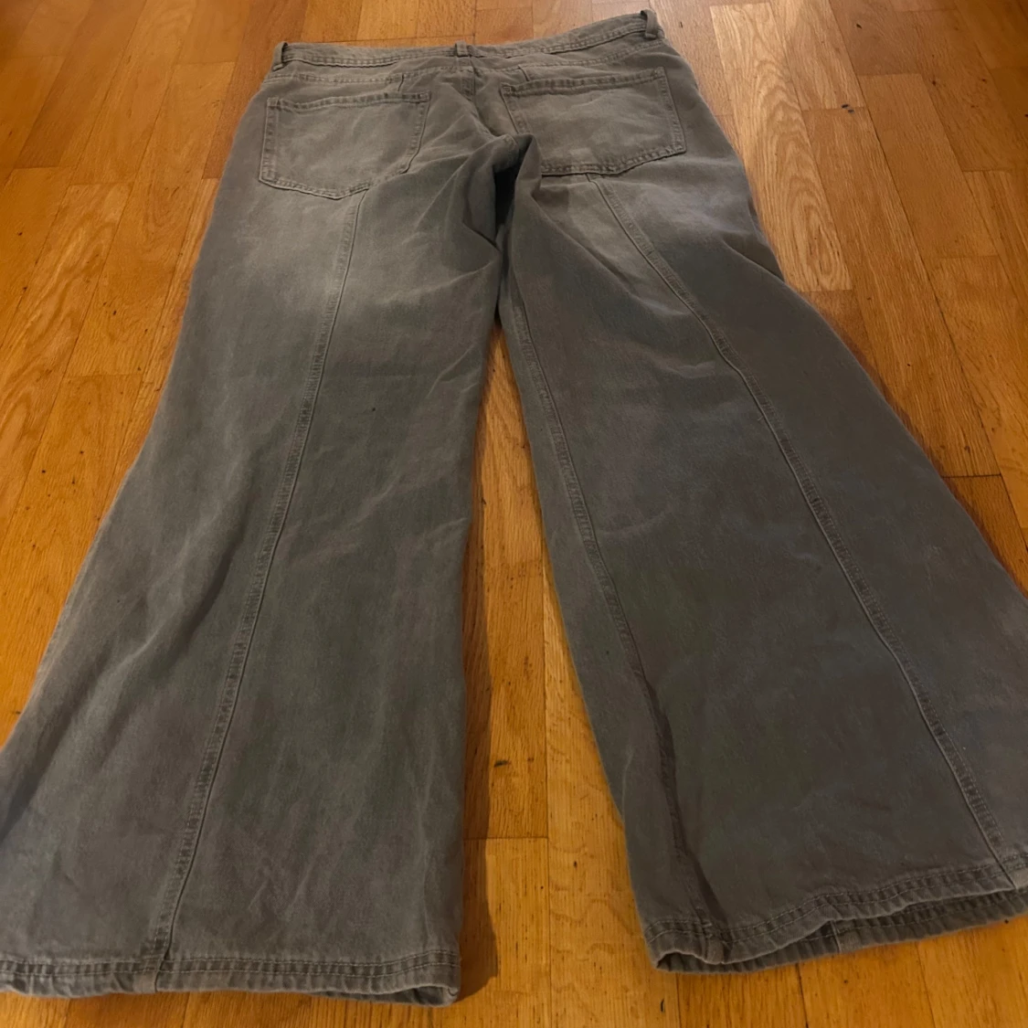 Gråa wide byxor i bomull - 2