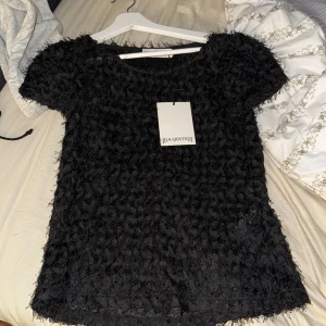 Svart blus  - Svart oanvänd blus med pris lapp kvar från Ida Sjöstedt 