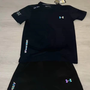 Under Armour Träningsset - oanvända! - Säljer riktigt snygga och bekväma Under Armour träningsshorts + t shirt, perfekta för gym, löpning eller sommaren generellt!  ✅ Nya med tag kvar ✅ Färger: svart, mörkgrå, ljusgrå ✅ Holografisk UA-logga + ”ARMOUR”-tryck i regnbågseffekt ✅ Mjukt, snabbtorkande funktionsmaterial ✅ Två sidofickor + resår i midjan med dragsko ✅ Lättviktiga och stretchiga – maxad komfort!  📏 Finns i storlek M,L,XL 💰 Pris: 500